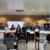 La embajada de Vietnam y representantes del Grupo CP entregan reconocimiento a los estudiantes más destacados (Fuente: VNA) 