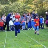 Los niños vietnamitas participan en el juego Potato Picking Race. (Fuente: VNA)