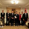 Representantes de la prefectura de Yamanashi y la embajada de Vietnam en la ceremonia de entrega del obsequio (Fuente: VNA)