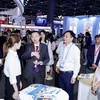 Hoang Minh Chien, subdirector de la Agencia de Promoción Comercial de Vietnam, dependiente del Ministerio de Industria y Comercio, y líderes del Departamento de Comercio de la provincia de Zhejiang, China, visitan los stands de las empresas vietnamitas (Fuente: thoibaotaichinhvietnam.vn) 