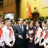 El presidente de la Asamblea Nacional de Vietnam, Tran Thanh Man, y los jóvenes en la segunda sesión simulada de la iniciativa "Asamblea Nacional de los Niños" (Fuente: VNA)