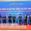 Los delegados cortan la cinta inaugural de Techconnect and Innovation Vietnam 2024 en Hanoi (Foto: VNA)