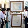 Los estudiantes de la escuela secundaria Ly Thuong Kiet visitan la exposición (Foto: VNA)