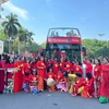 Las mujeres vietnamitas llevan puestas los Ao Dai y disfrutan del recorrido turístico en autobús de dos pisos (Fuente: hanoimoi.vn)