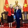 El director de la Academia Nacional de Política de Ho Chi Minh y presidente del Consejo Teórico Central, Nguyen Xuan Thang, y la representante residente del Programa de las Naciones Unidas para el Desarrollo (PNUD) en Hanoi, Ramla Khalidi (Fuente: VNA)