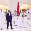 El primer ministro Pham Minh Chinh y su homólogo qatarí Sheikh Mohammed bin Abdulrahman bin Jasim Al-Thani en la ceremonia de bienvenida (Fuente: VNA)