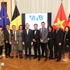 El embajador de Hanoi en Bélgica, Nguyen Van Thao (sexto de la izquierda) y los miembros de la Junta directiva de la VBAB (Fuente: VNA)