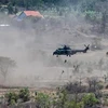 El personal militar indonesio desciende en rápel del helicóptero H-225 M Caracal de la Fuerza Aérea de Indonesia durante el ejercicio militar conjunto Super Garuda Shield 2024, en el que participan Indonesia, Japón, Singapur, Australia, Gran Bretaña y Estados Unidos, en Situbondo, Java Oriental, el 6 de septiembre de 2024. (Foto: AFP)