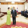 El primer ministro de Laos, Sonexay Siphandone, recibe a la directora general de la VNA, Vu Viet Trang (Fuente: VNA)