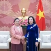 La vicepresidenta de la Asamblea Nacional de Vietnam, Nguyen Thi Thanh (derecha) y la embajadora de Laos en Hanoi, Khamphao Ernthavanh. (Fuente: VNA)