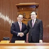 El presidente de la Asamblea Nacional de Vietnam, Tran Thanh Man (derecha), y su homólogo de Singapur, Seah Kian Peng. (Fuente: VNA)