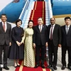 El 1 de diciembre de 2024, el embajador de Singapur en Vietnam Jaya Ratnam y el embajador japonés en Hanoi Ito Naoki despiden al presidente parlamentario Tran Thanh Man y su esposa antes de la visita oficial a Singapur y Japón. (Fuente: VNA) 