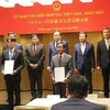 El presidente del Comité Popular de la provincia de Thua Thien Hue, Nguyen Van Phuong, y el gobernador de la prefectura de Nara, Yamashita Makoto entregan el memorando de entendimiento sobre la organización de la Conferencia de gobiernos locales y la región de Asia Oriental en 2025 (Fuente: VNA) 