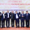 El primer ministro de Vietnam, Pham Minh Chinh, y Jensen Huang, fundador y director ejecutivo de NVIDIA y los delegados durante la ceremonia de anuncio de la cooperación entre el gobierno de Vietnam y el Grupo NVIDIA (Fuente: VNA) 