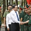 El presidente de la Asamblea Nacional de Vietnam, Tran Thanh Man y los oficiales y soldados del Comando Militar de la provincia sureña de Hau Giang. (Fuente: VNA)