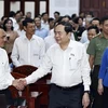 El presidente de la Asamblea Nacional de Vietnam, Tran Thanh Man y los votantes de la ciudad de Vi Thanh, de la provincia sureña de Hau Giang. (Fuente: VNA)