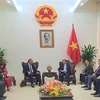 El viceprimer ministro y canciller de Vietnam, Bui Thanh Son, recibe al ministro cubano de Agricultura, Ydael Jesús Pézez Brito. (Fuente: VNA)