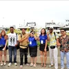 Los turistas indios toman foto antes de explorar la Bahía de Ha Long (Fuente: VNA)