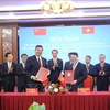 En la firma del memorando de entendimiento para promover la construcción piloto del paso fronterizo inteligente en la par de frontera Huu Nghi (Vietnam) y Youyi Guan (China). (Fuente: VNA)