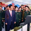 El primer ministro Pham Minh Chinh visita los productos de investigación y creatividad de la Academia Técnica Militar (Fuente: VNA) 