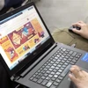 A customer surfs on an e-commerce platform. (Photo: VNA)