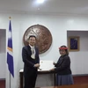 Ambassador Pham Quang Hieu (left) presents his credentials to President of the Republic of the Marshall Islands Hilda Heine. (Photo: VNA)
