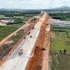 Construction at the Ham Nghi - Vung Ang section on the North-South expressway. (Photo: VNA)