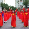 The women dance to the tunes of the “Nguoi Ha Noi (Hanoi people)”, “Tien ve Ha Noi” (Marching to Hanoi), and “Ha Noi nhung cong trinh” (Hanoi’s construction works)” songs. (Photo: VNA)