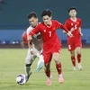 Vietnamese football players try to put pressure on their opponents but spurned chances to break the duck. (Photo: VNA)