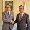 Vietnamese Ambassador to Australia Pham Hung Tam (R) and Ambassador of Ecuador Arturo Cabrera-Hidalgo (Photo: VNA)