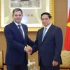 PM Pham Minh Chinh (R) shakes hands with Chairman of Prime Group Tamer Wagih Salem on October 27. (Photo: VNA)