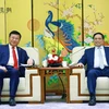 Prime Minister Pham Minh Chinh (R) and Chairman of the China Railway Construction Corporation Dai Hegen (Photo: VNA)