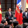 State President Luong Cuong (L) speaks at the meeting with the press in Santiago de Chile. (Photo: VNA)