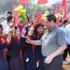 Prime Minister Pham Minh Chinh and locals in residential area No. 8 of Na Sam town in Lang Son's Van Lang district at the festival. (Photo: VNA)