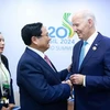 PM Pham Minh Chinh (L) and US President Joe Biden in a brief meeting on the sidelines of the G20 Summit in Rio de Janeiro. (Photo: VNA)