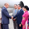 President of the Republic of Bulgaria Rumen Radev and his spouse are welcomed by Vietnamese officials at Noi Bai International Airport. (Photo: VNA)