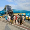 Passengers boarding a Vietnam Airlines plane (Photo: VNA)