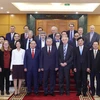 Party General Secretary To Lam (centre, front row) receives international scientists and experts who are in Vietnam to attend the 4th VinFuture Prize awarding ceremony. (Photo: VNA)