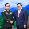 Prime Minister Pham Minh Chinh (R) receives Lao Defence Minister Sen. Lieut. Gen. Khamliang Outhakaysone in Hanoi on December 18. (Photo: VNA)