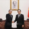 Deputy Prime Minister Tran Luu Quang (R) and Singaporean counterpart Gan Kim Yong at their meeting in Hanoi on July 25 (Photo: VNA)