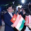 Prime Minister Pham Minh Chinh is greeted at the airport in New Delhi (Photo: VNA)