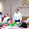 PM Pham Minh Chinh (standing) speaks at the working session with the standing board of Hanoi Party Committee (Photo: VNA)