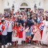 Party General Secretary and State President To Lam poses in a photo with staff members of the Vietnamese Embassy and representatives from the Vietnamese community in Cuba (Photo: VNA)