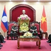越南国防部长潘文江大将会见老挝副总理兼国防部长占沙蒙·占雅拉。图自越通社
