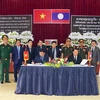 双方举行交接仪式，接受并运送回国在老挝牺牲的两具越南专家和志愿军烈士遗骸。图自越通社