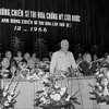 1966年12月，胡志明主席在河内抗美救国英雄战士大会上发表讲话。图自越通社