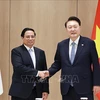 越南政府总理范明政和韩国总统尹锡悦。图自越通社