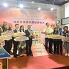 旅居台湾越南教师越南语教学培训班开班仪式和越南语书柜亮相仪式现场。图自越通社