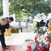 越南驻老挝大使馆代表和万象省领导敬香缅怀英烈们。图自越通社