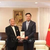 日本宫城县日越交流协会会长镰田敦和越南驻日本大使范光校。图自越通社